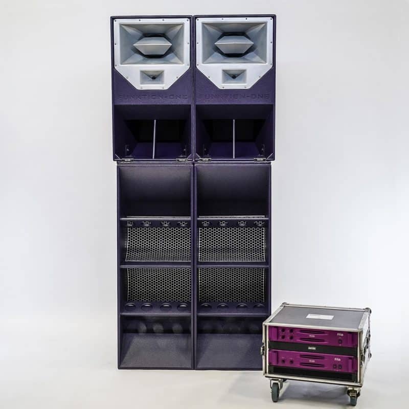 Eine lila Funktion One PA Anlage 10-Box mit zwei Lautsprechern darauf. Veranstaltungstechnik Verleih in Berlin