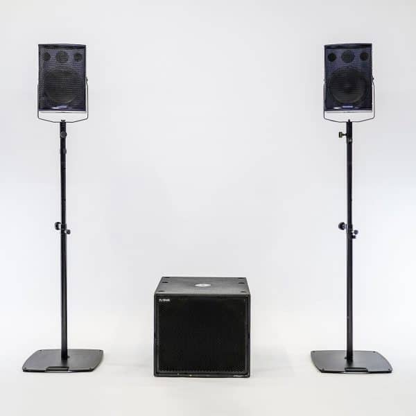 Musikanlage mieten für 100 Personen. Ein Paar Funktion One PA Anlage 02-Lautsprecher und -Ständer auf weißem Hintergrund, verfügbar für die Vermietung von DJ-Equipment und Veranstaltungstechnik.