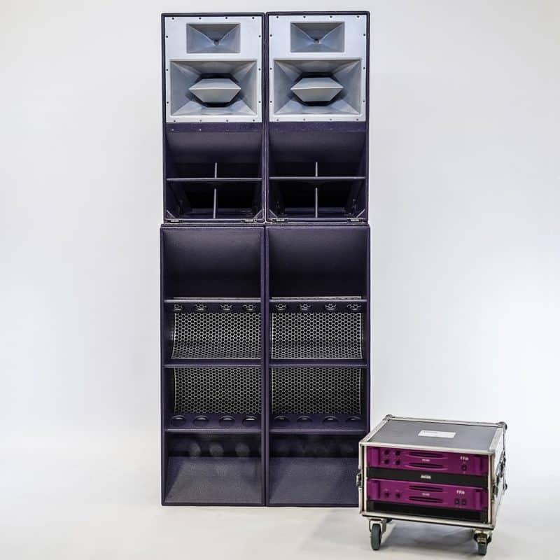 Ein lila Koffer mit zwei Funktion One PA Anlage 11 Lautsprechern, erhältlich bei Veranstaltungstechnik mieten in Berlin.