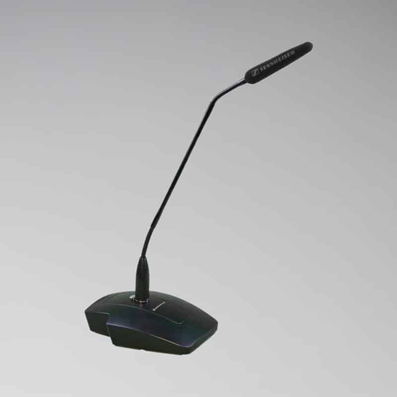Eine schwarze Schreibtischlampe mit daran befestigtem Mikrofon, erhältlich für den Verleih des Sennheiser ME36 Tischmikrofons.