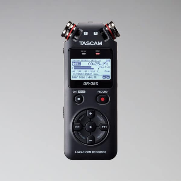 Der Stereo-Hand-Audiorecorder Tascam DR-05X ist auf einem grauen Hintergrund abgebildet.